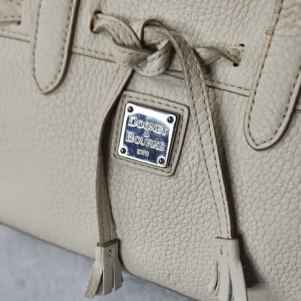 Dooney & Bourke Vintage East West Tassel tote bag - Picture 4 of 6